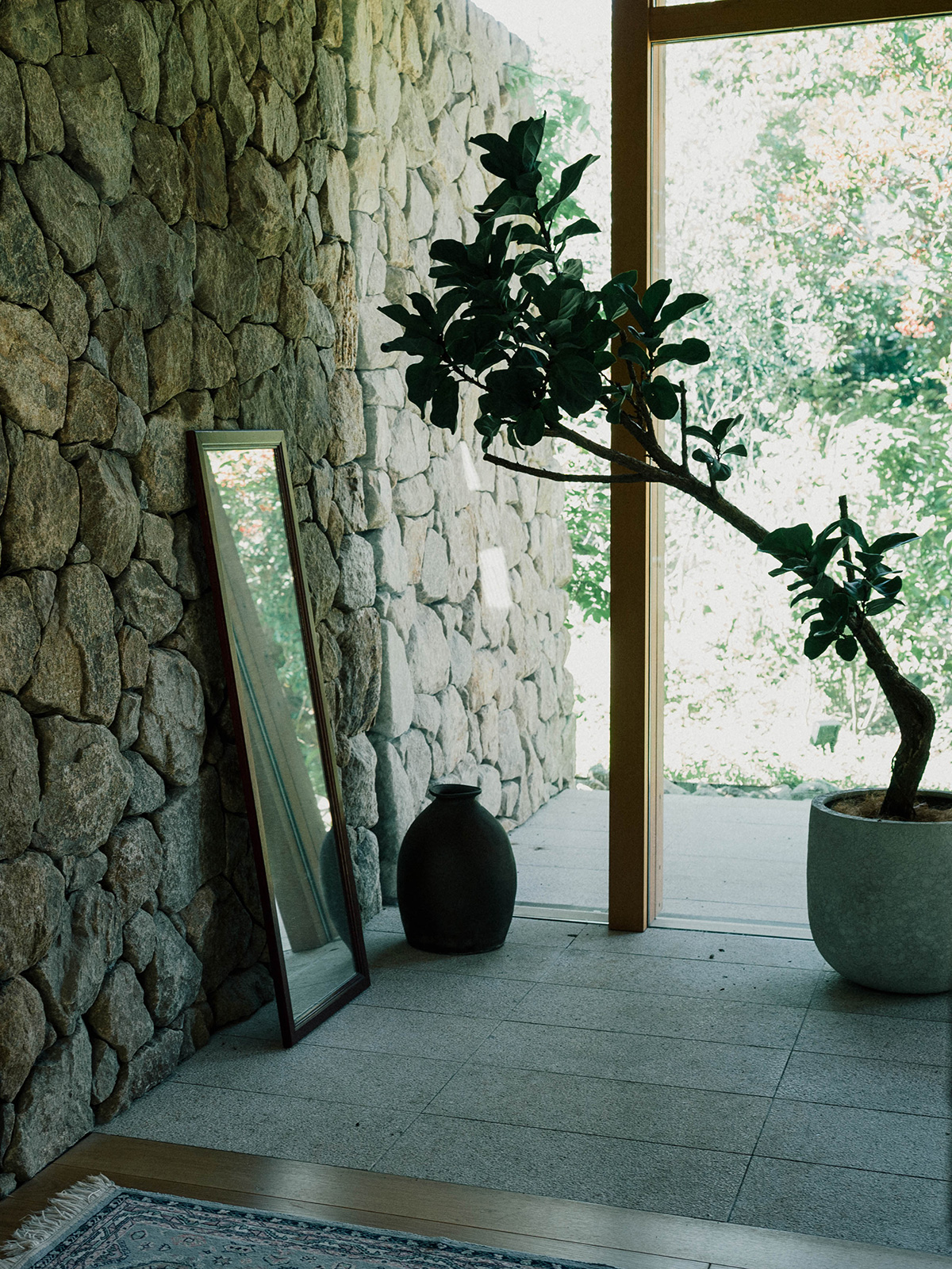 石積みの壁とガラス