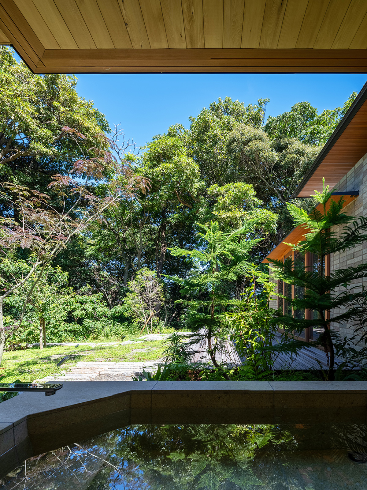 バリ風の庭とバスルーム