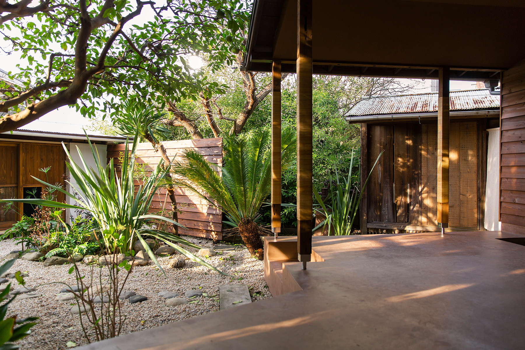 北側の屋外テラス